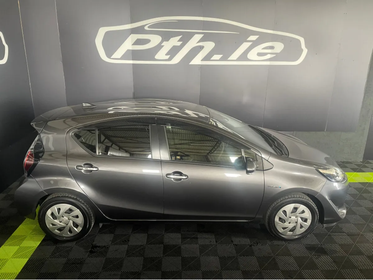 Toyota Aqua DAA-NHP10 - Image 2