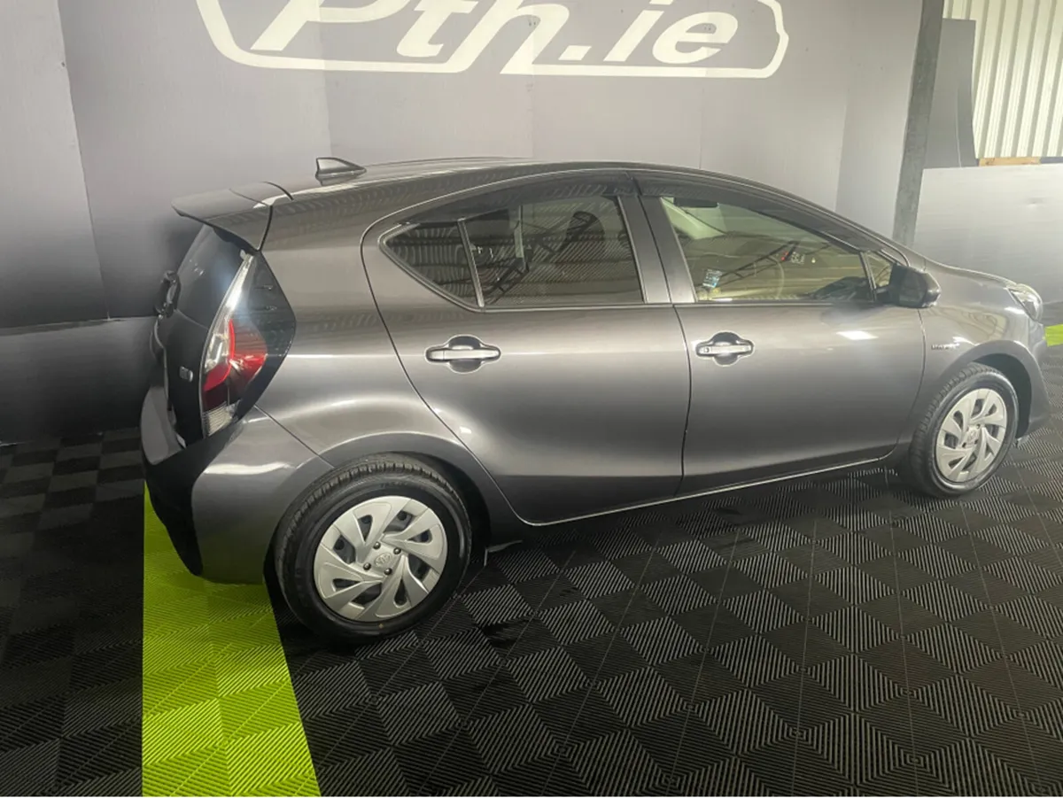 Toyota Aqua DAA-NHP10 - Image 3
