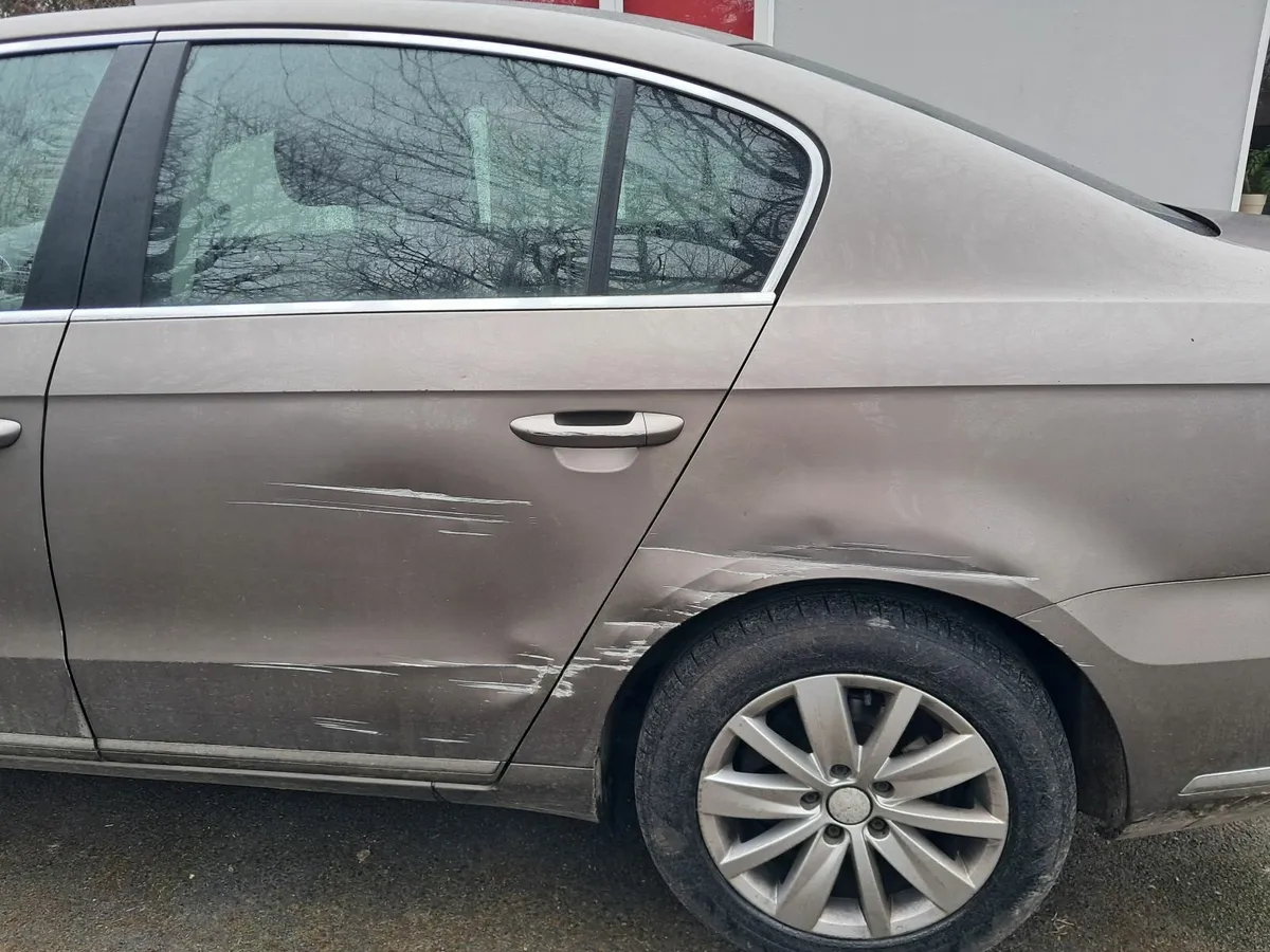 Volkswagen Passat 2011 - Image 2