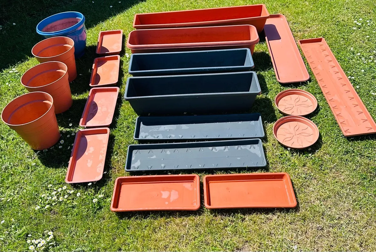 Flower pots with trays - Image 2