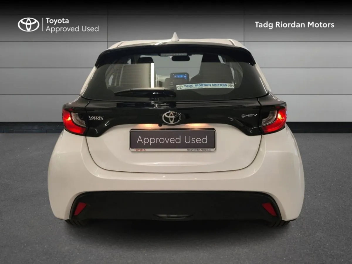 Toyota Yaris Hybrid Luna - Image 4