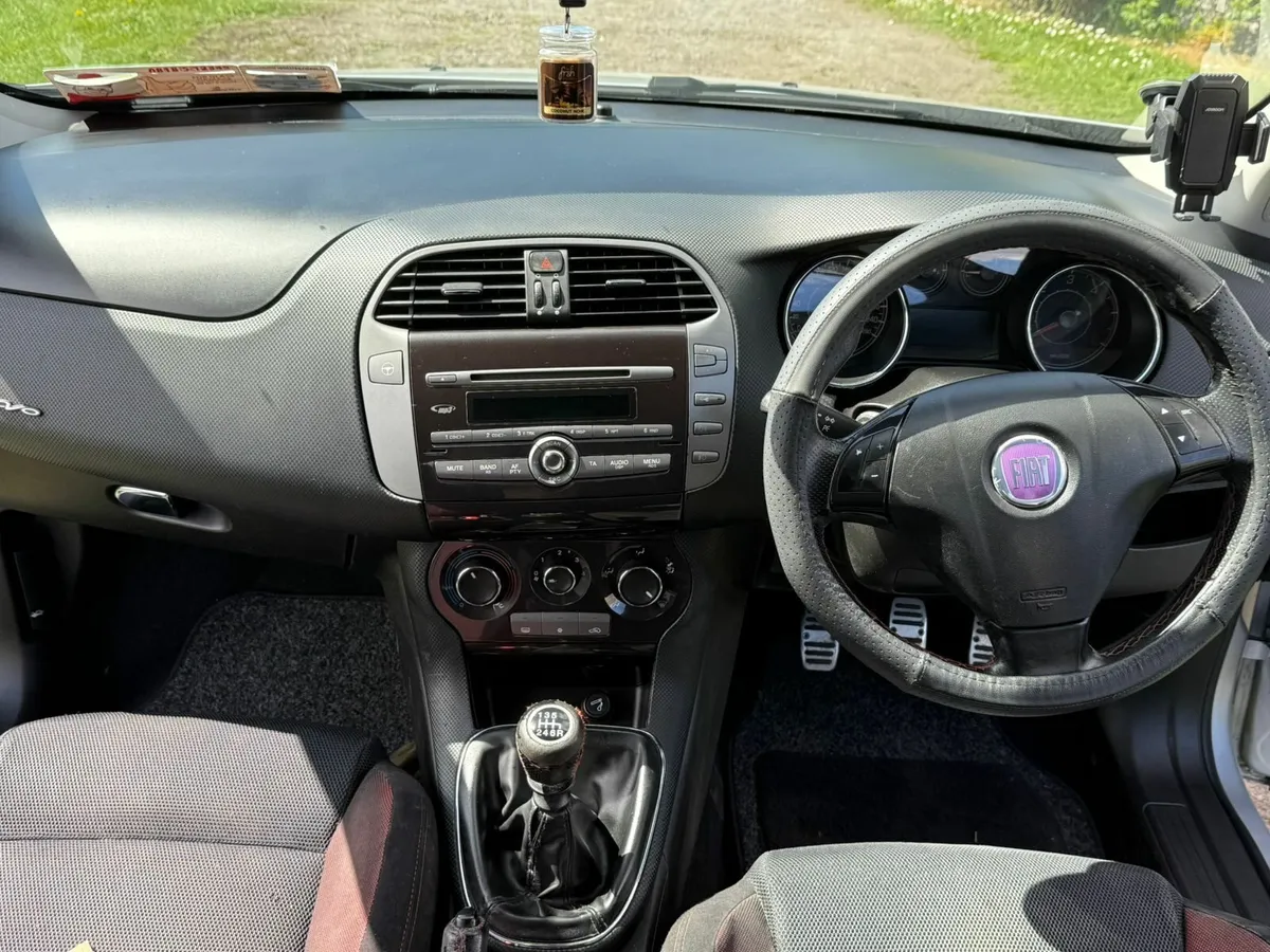 Fiat bravo 2010 great condition - Image 4