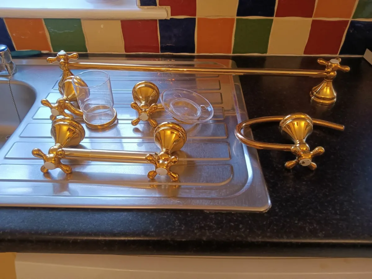 Bathroom accessories - Image 1