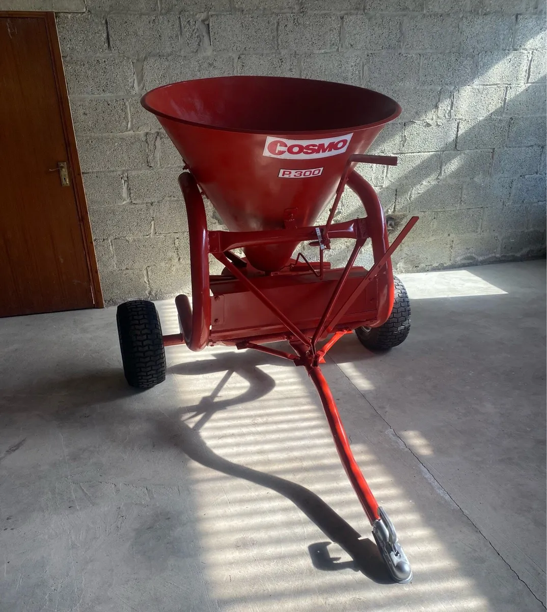Quad fertiliser spreader sower spinner - Image 1