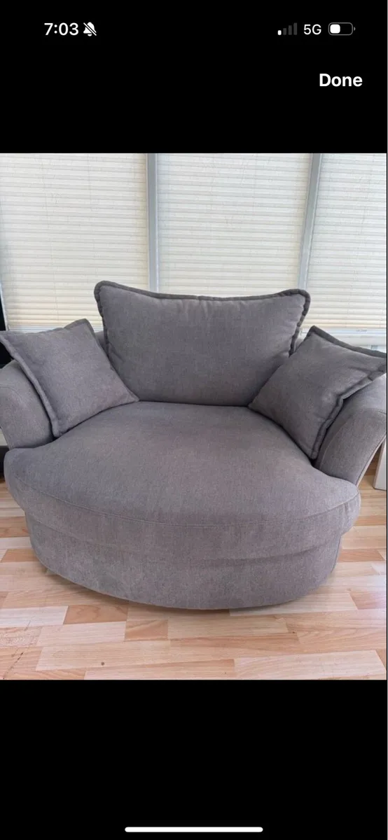 Dove velvet swivel arm chair - Image 1