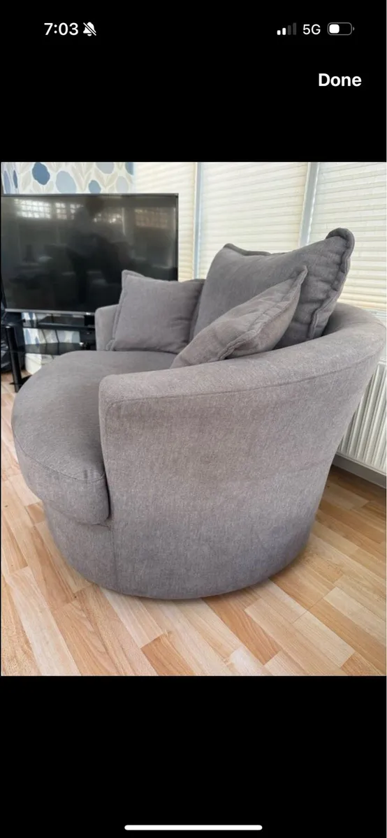 Dove velvet swivel arm chair - Image 4