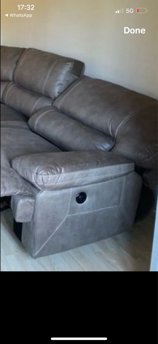 Large electric recliner - Image 3