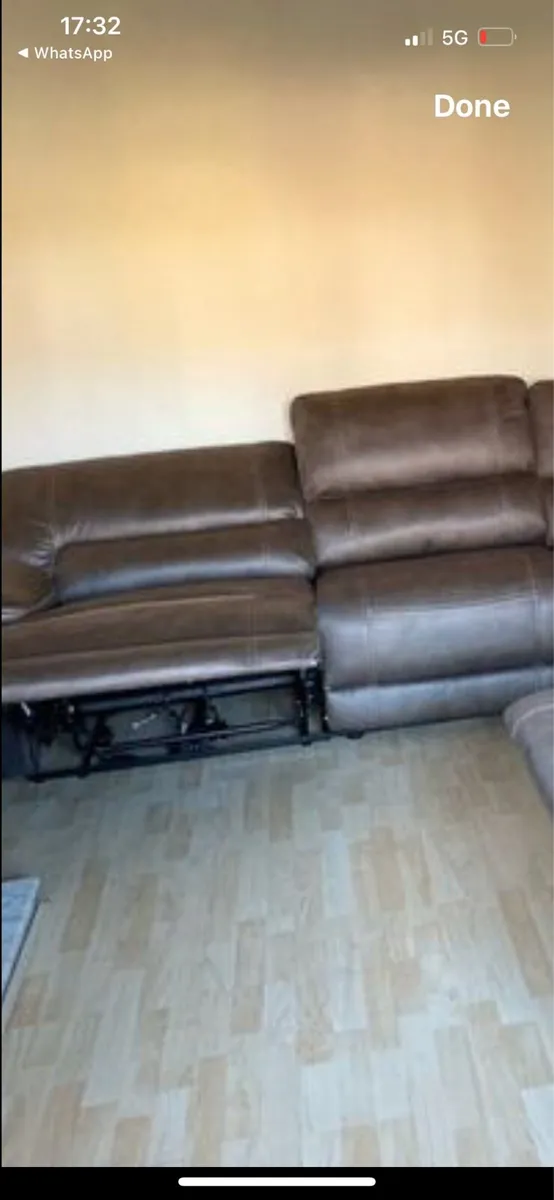 Large electric recliner - Image 4