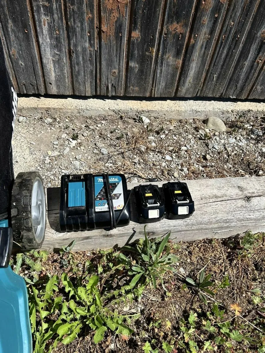 Makita 18V Garden Tool Set 2x5Ah Batteries Charger - Image 2