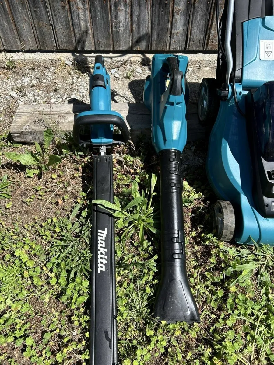 Makita 18V Garden Tool Set 2x5Ah Batteries Charger - Image 3