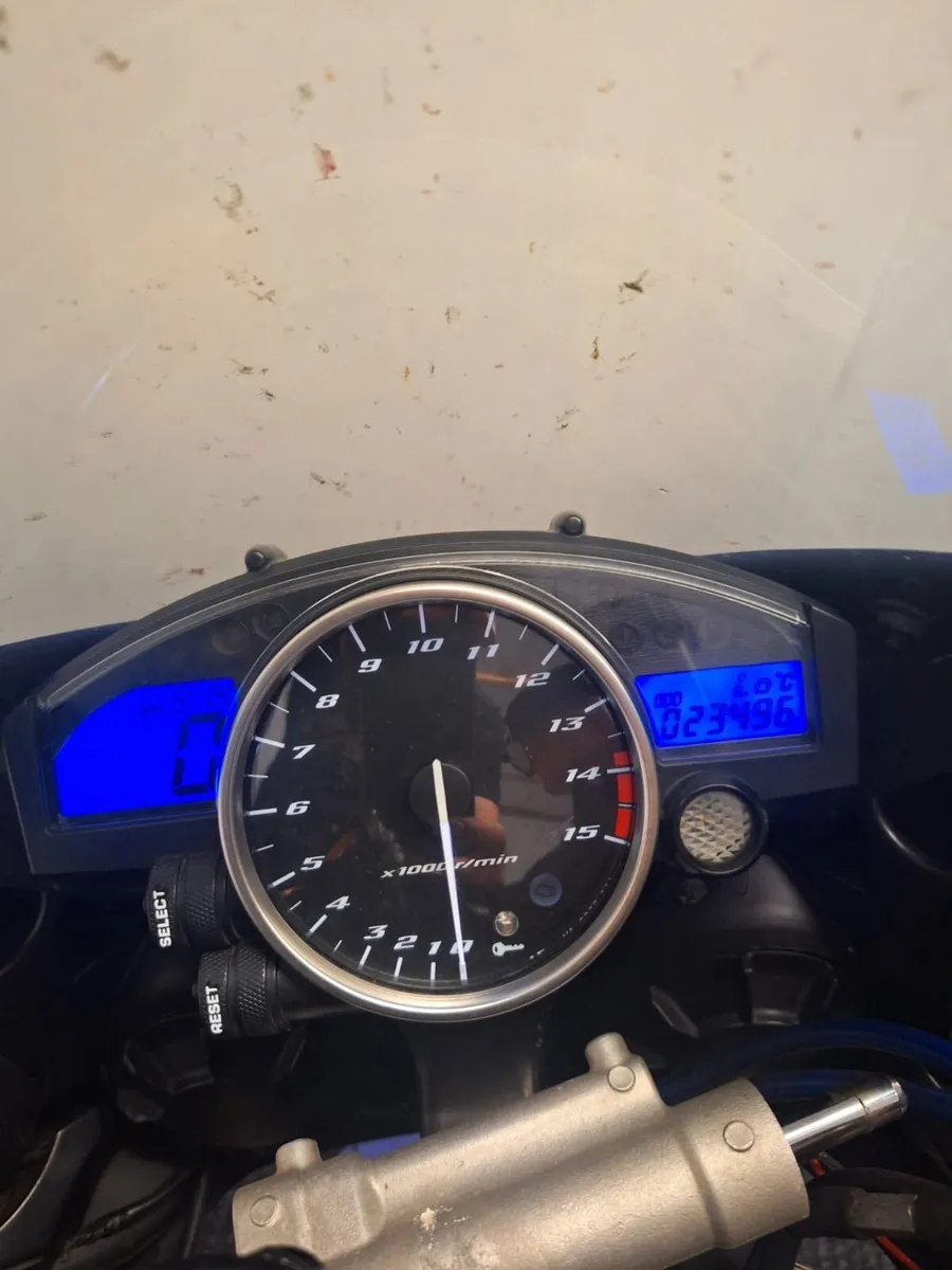 Yamaha R1 - Image 4