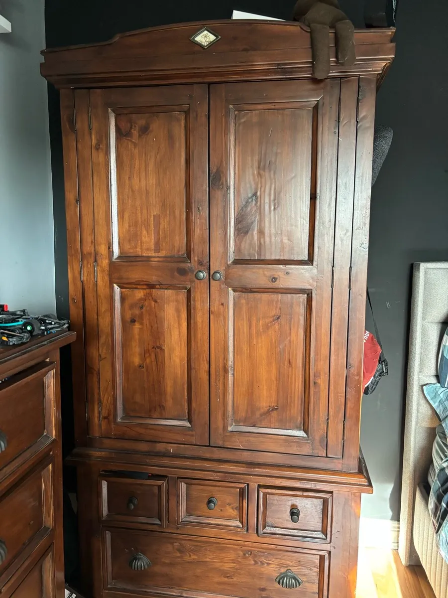 Wardrobe and chest of drawers - Image 1