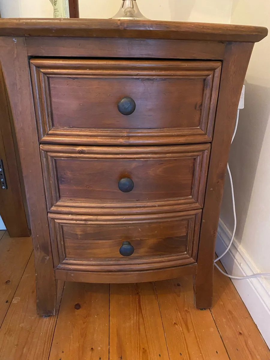 Solid timber headboard and matching bedside locker - Image 4