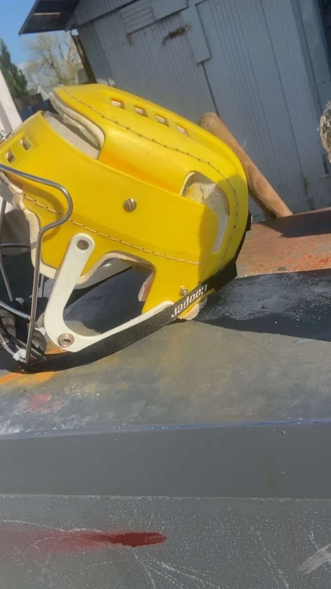 Hurling helmet Free former - Image 2