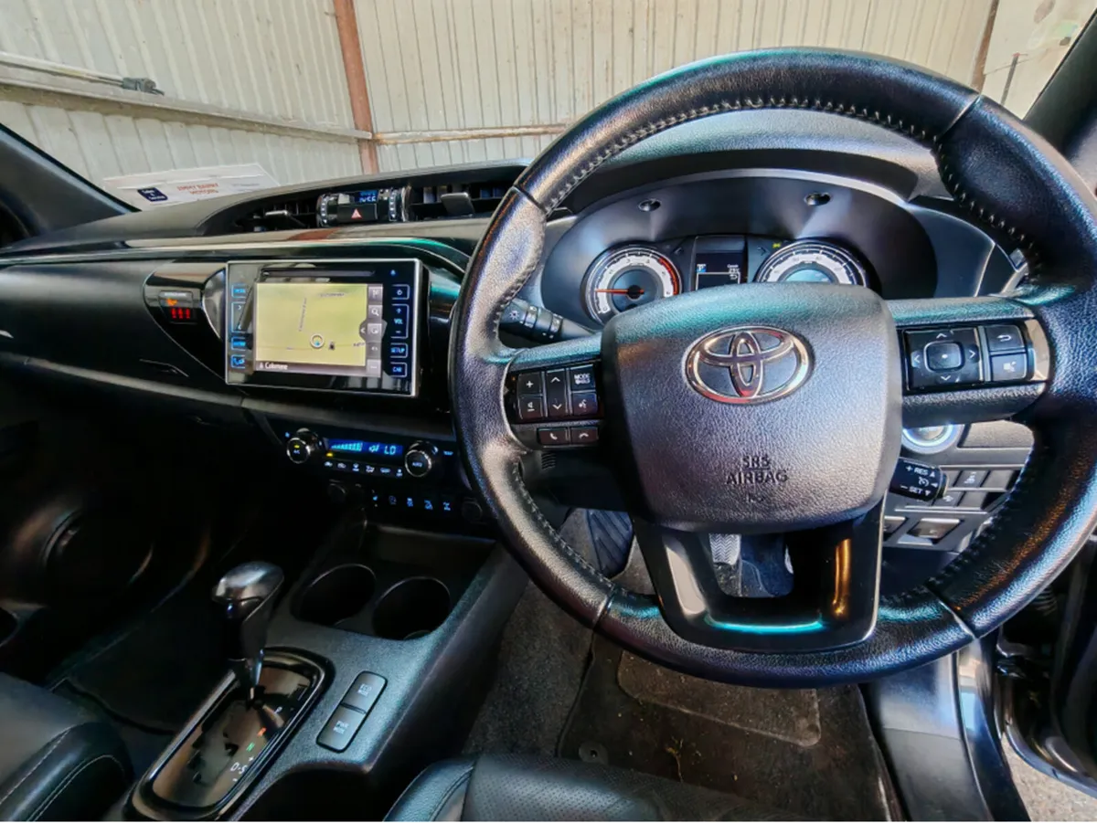 TOYOTA HILUX INVINCIB X D-4D 4WD - Image 4