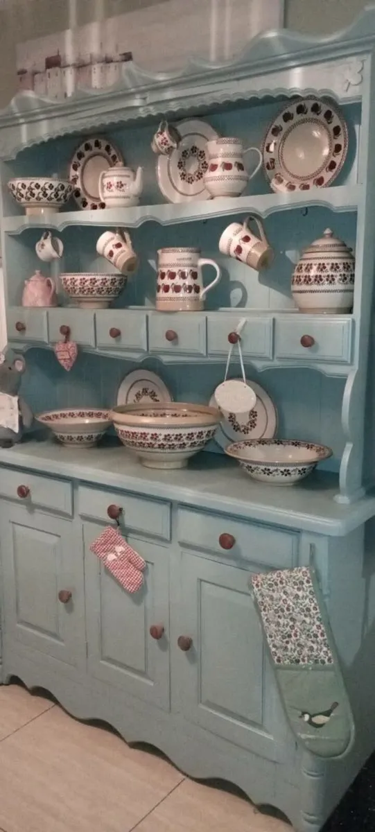 Solid kitchen dresser delivery arranged - Image 3