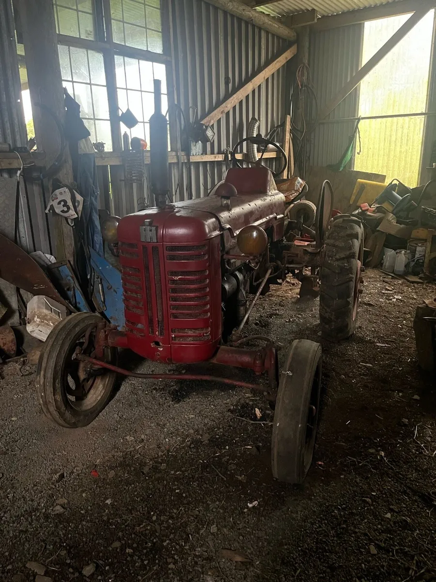 Vintage tractor international F135D - Image 1