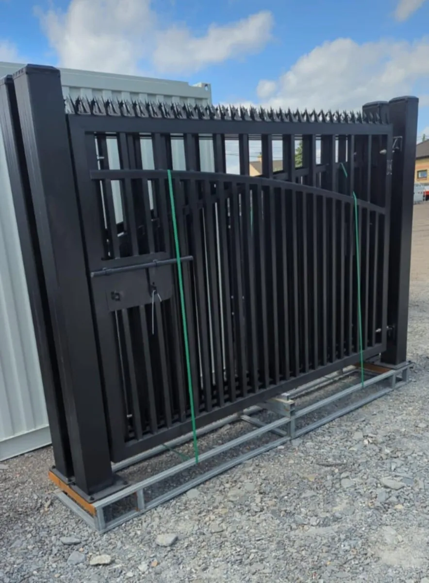 Entrance gates - Image 1