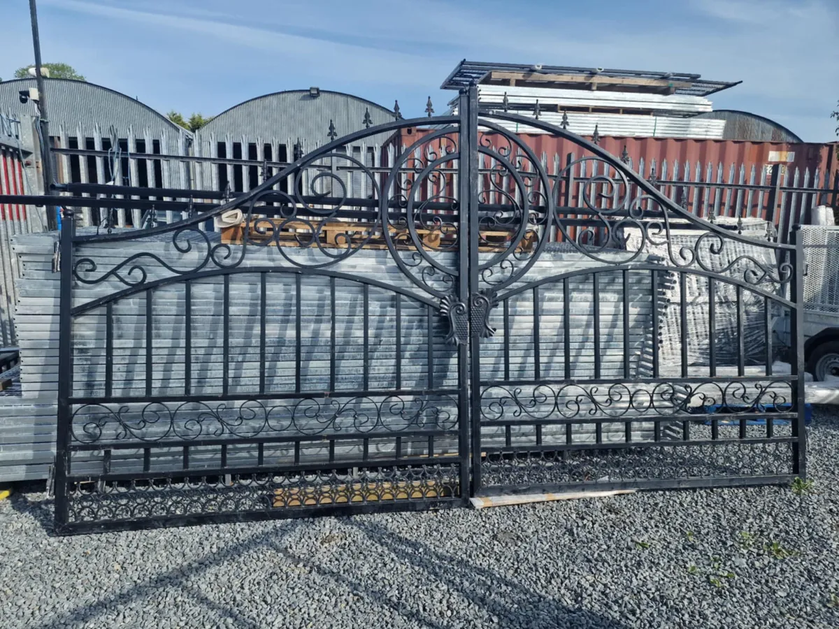 Entrance gates - Image 3
