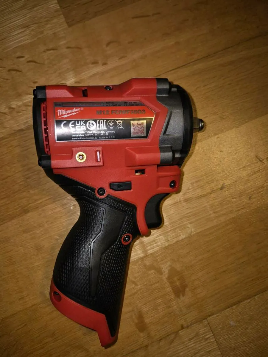 Milwaukee M12 Fuel Gen3 Stubby 3/8' Wrench Body - Image 3