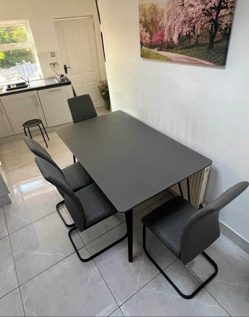Table and chairs - Image 2