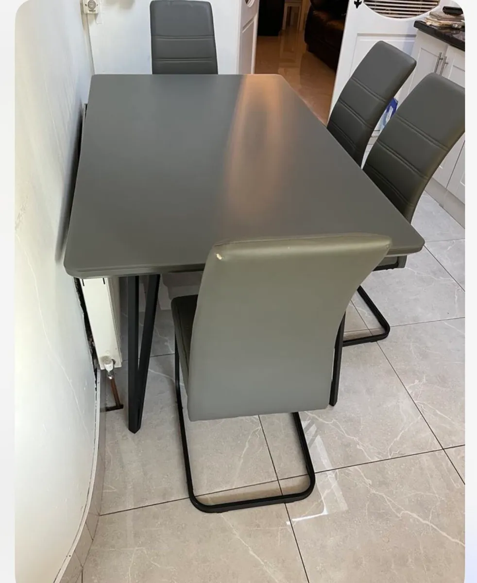Table and chairs - Image 3