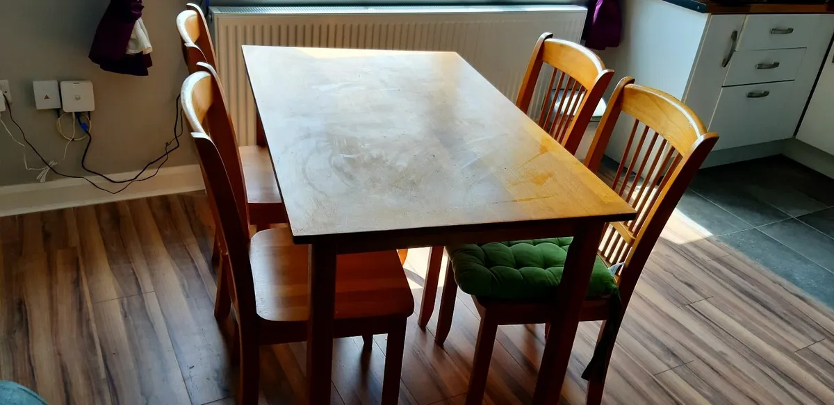Table and chairs - Image 1