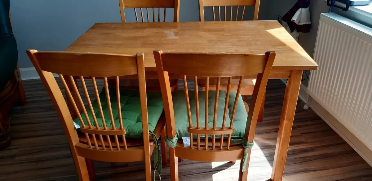 Table and chairs - Image 2