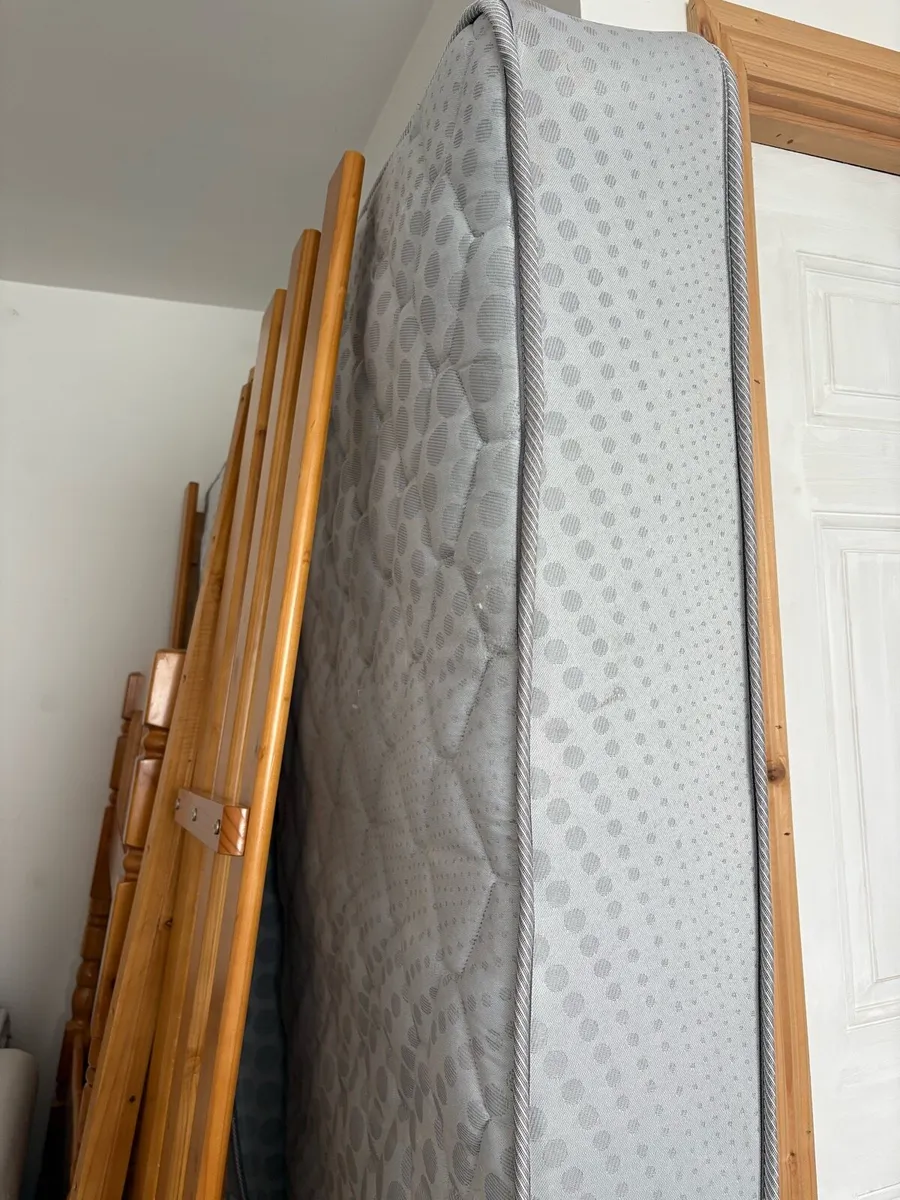 Kids bunk bed and mattresses - Image 3