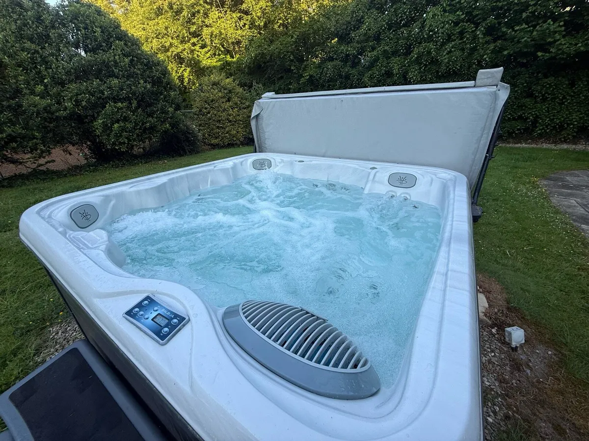Hot tub - Image 2