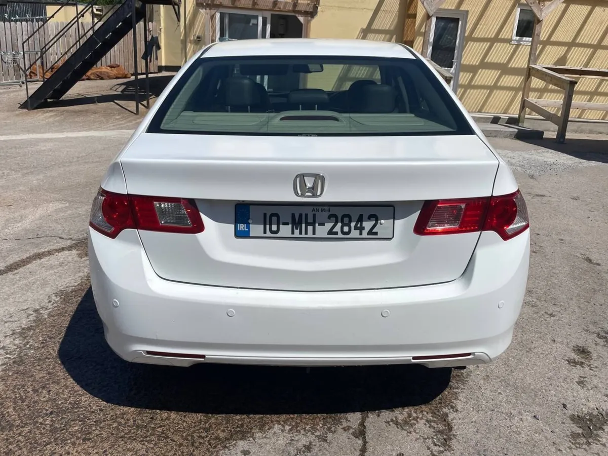 Honda Accord 2010 - Image 2