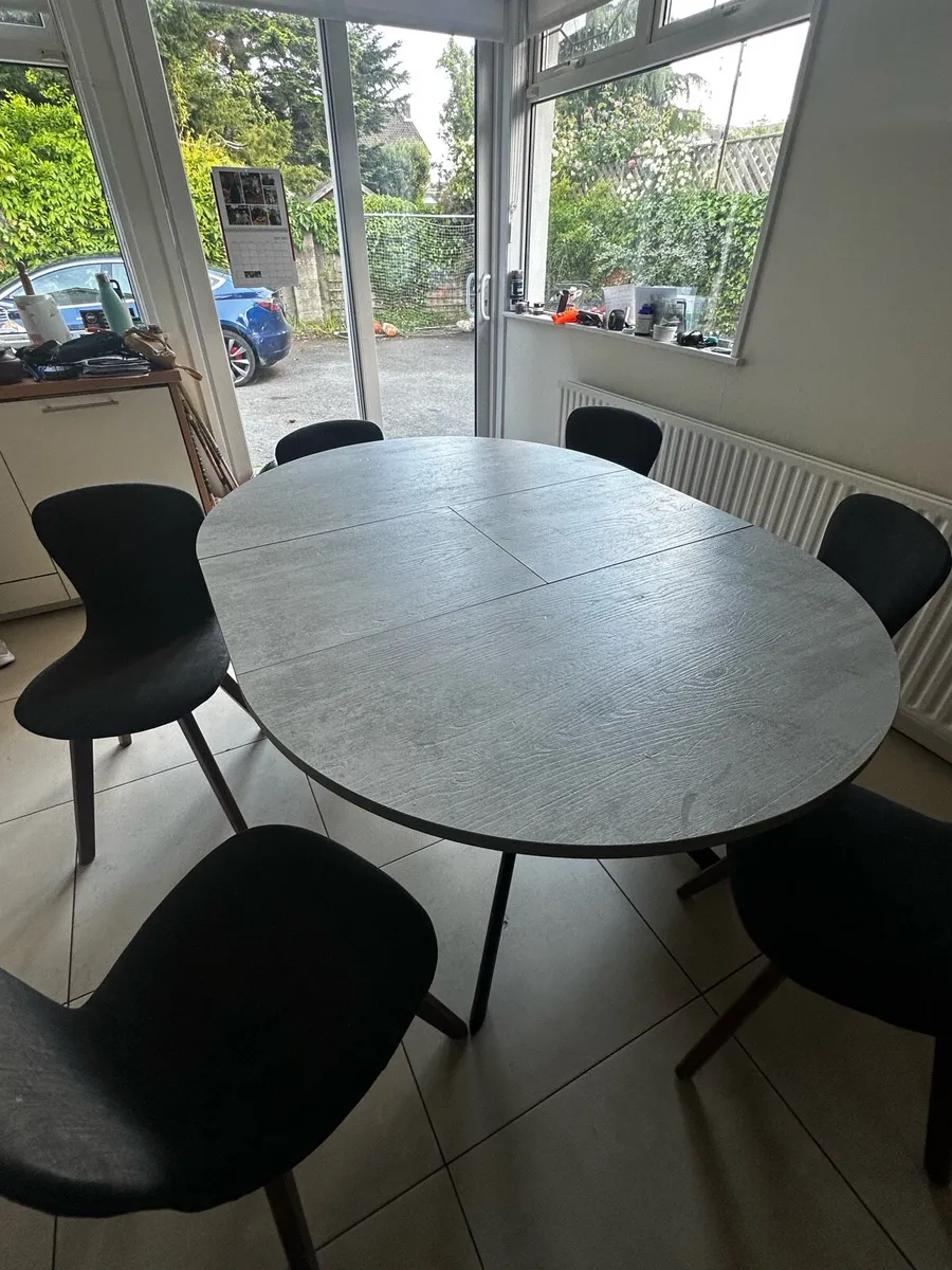 Kitchen table and 6 seats - Image 1