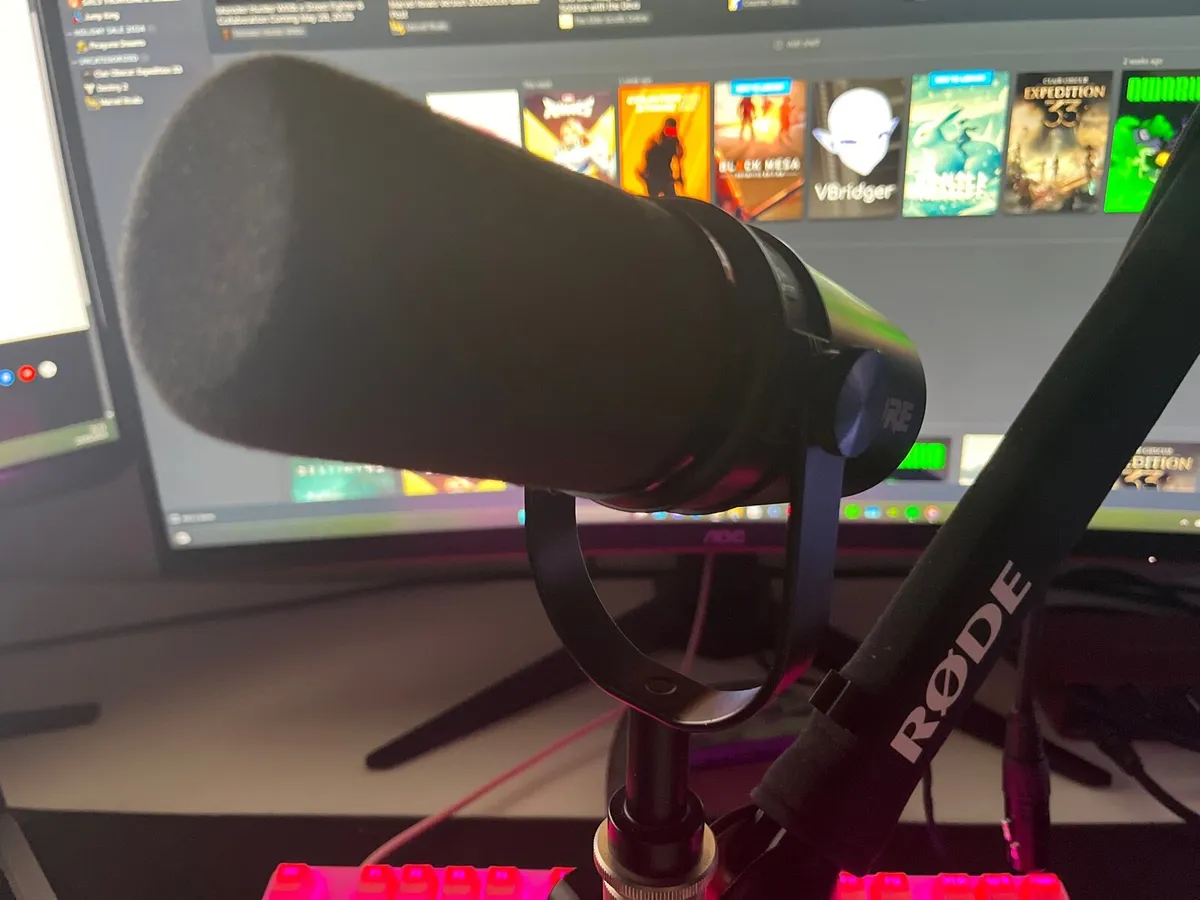 SHURE MV7 ALMOST PERFECT. + custom streamer packag - Image 1