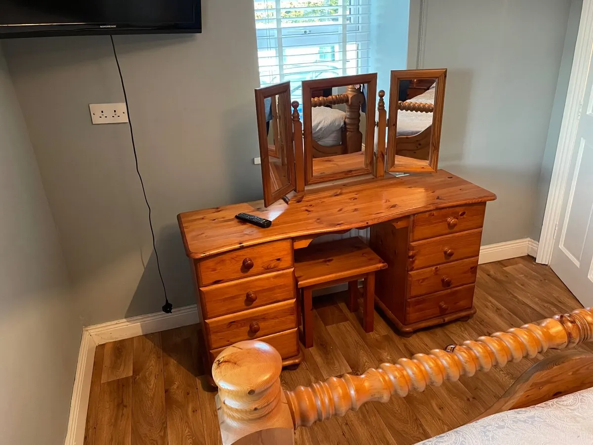 King size (5ft) bed, lockers and dressing table - Image 2