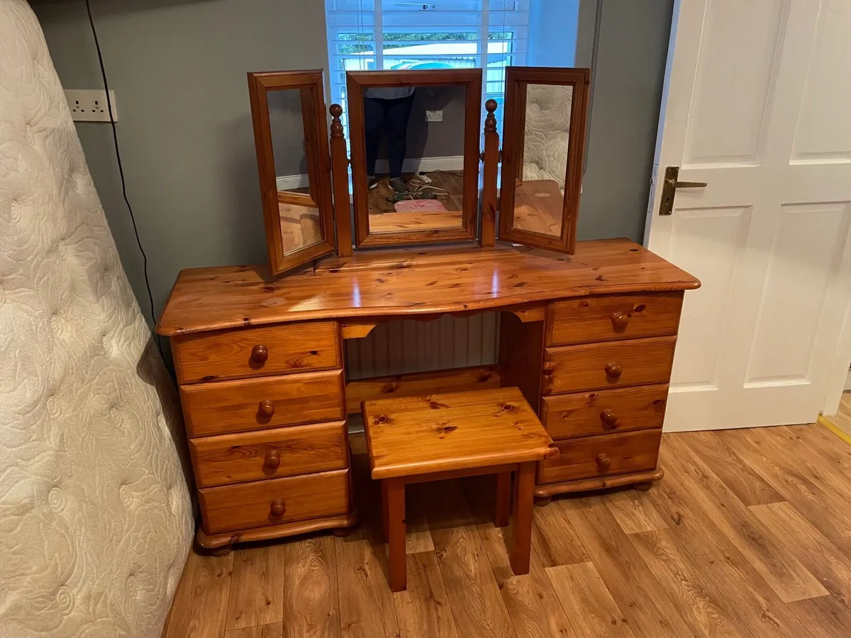 King size (5ft) bed, lockers and dressing table - Image 4