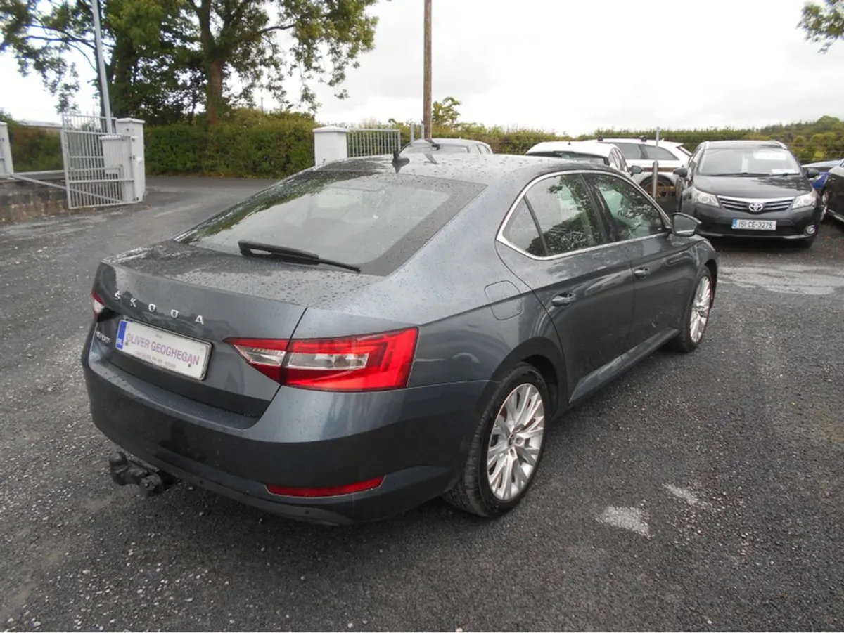Skoda Superb Style 2.0 TDI 150 BHP (camera black - Image 2