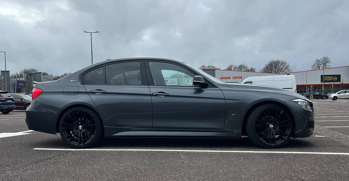 BMW 3-Series 2018 - Image 2