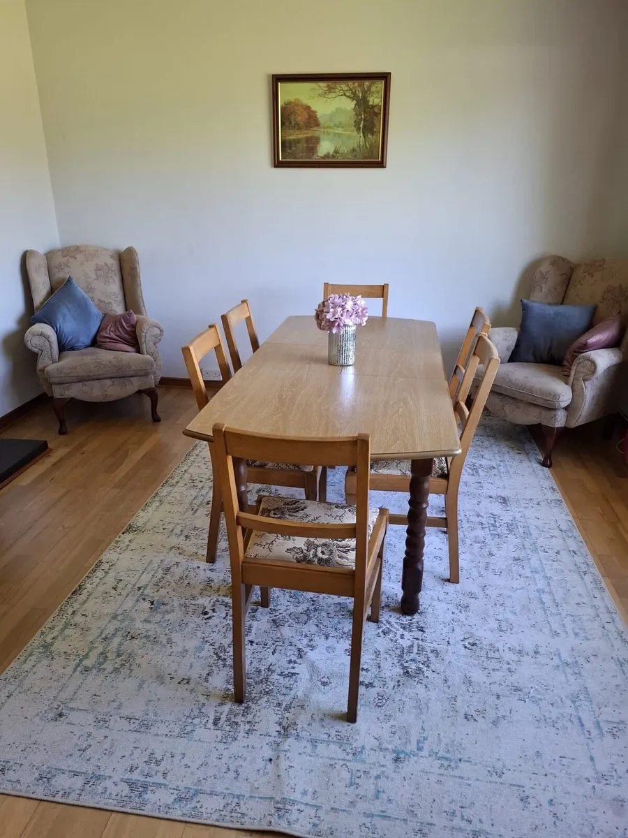 Table and chairs - Image 2