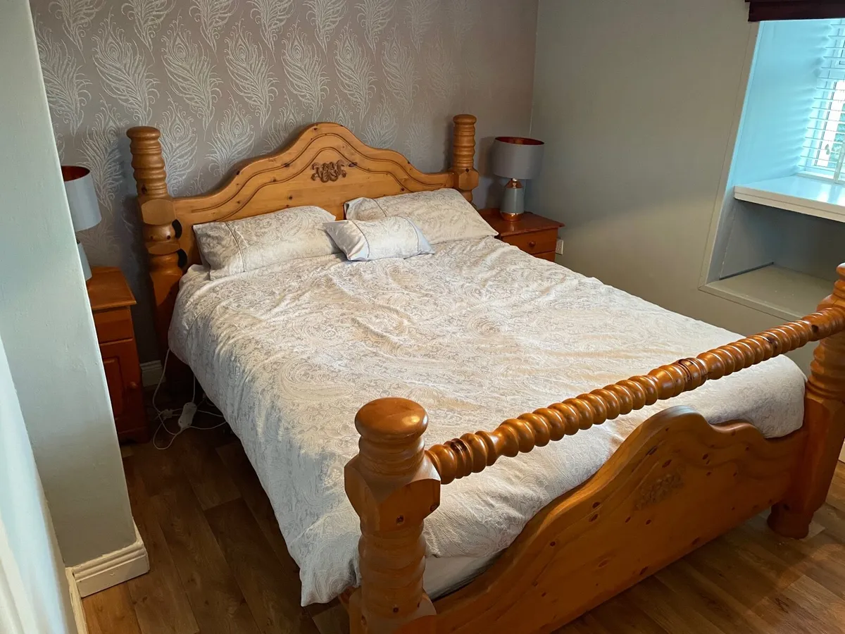 King size (5ft) bed, lockers and dressing table - Image 1
