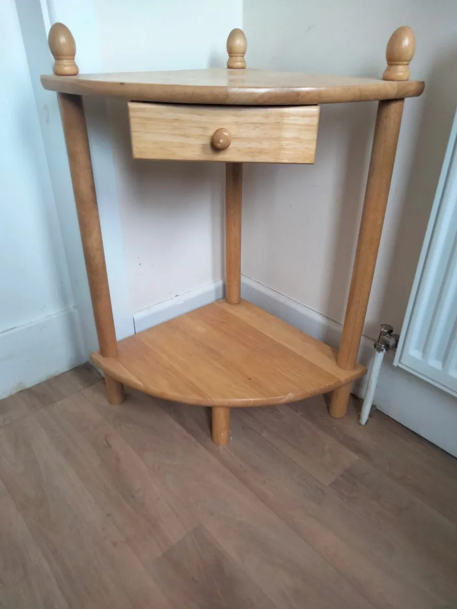 Small corner table with vase - Image 1