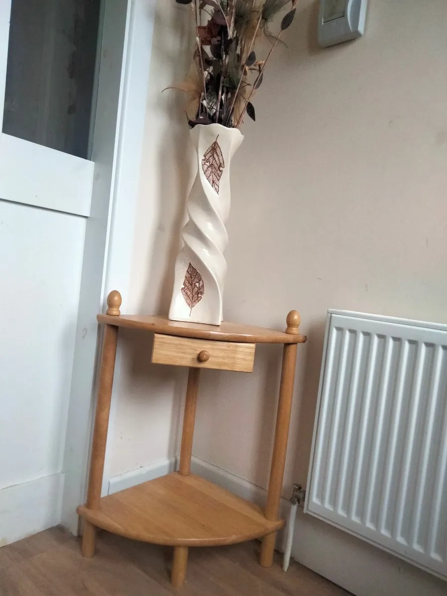 Small corner table with vase - Image 2
