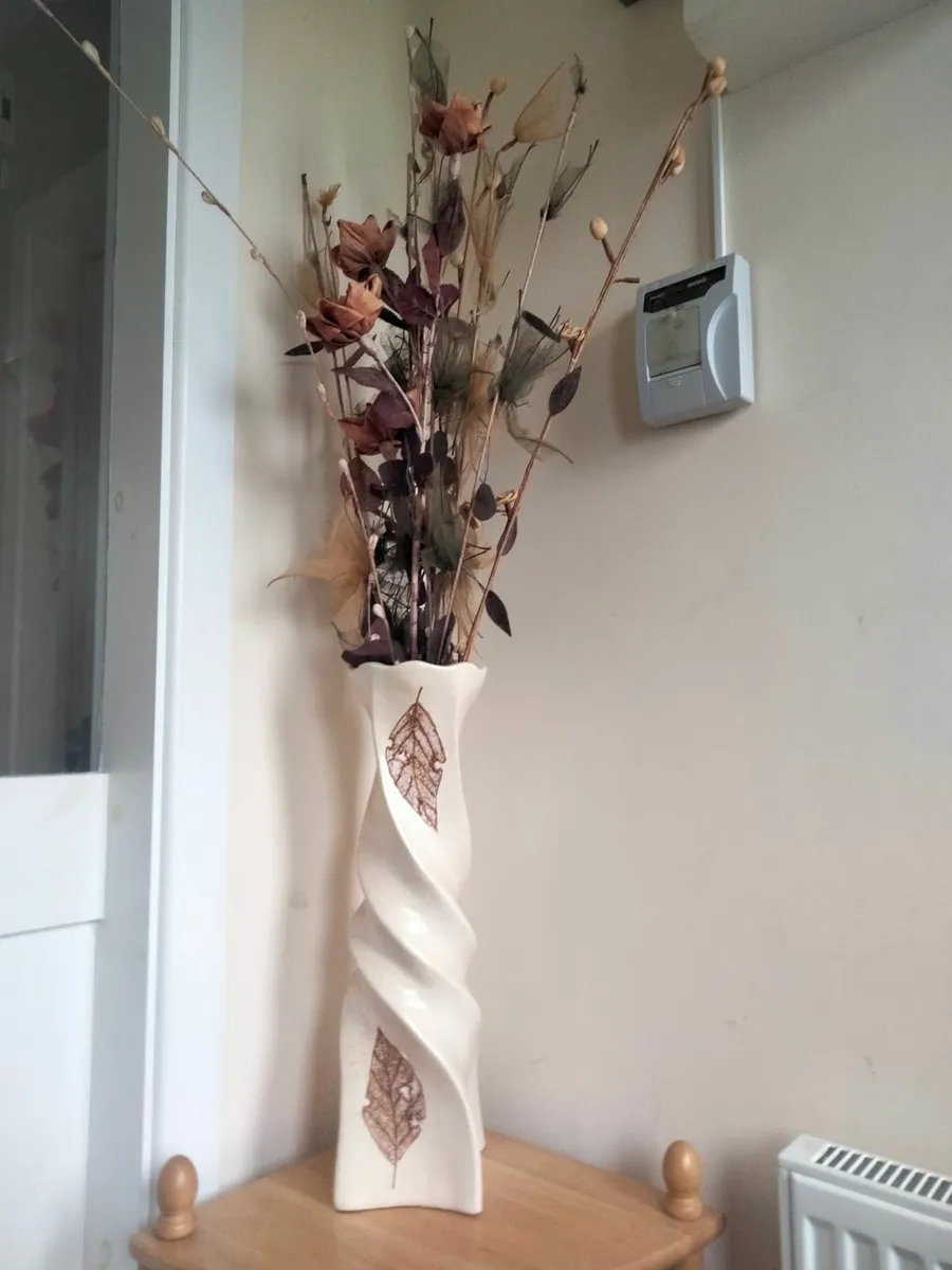 Small corner table with vase - Image 3