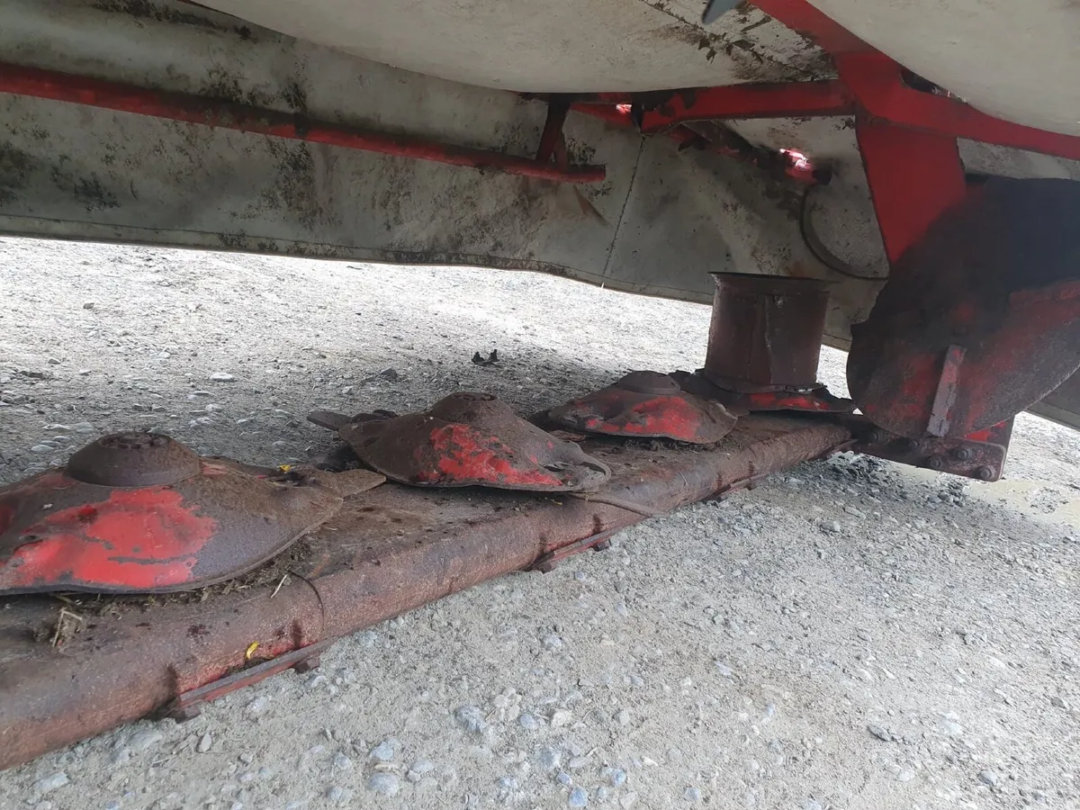 Lely 320 M 10 foot six disc  mower - Image 4