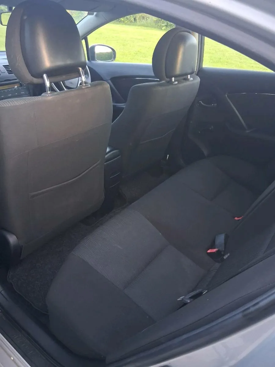 11 Toyota Avensis - Image 4