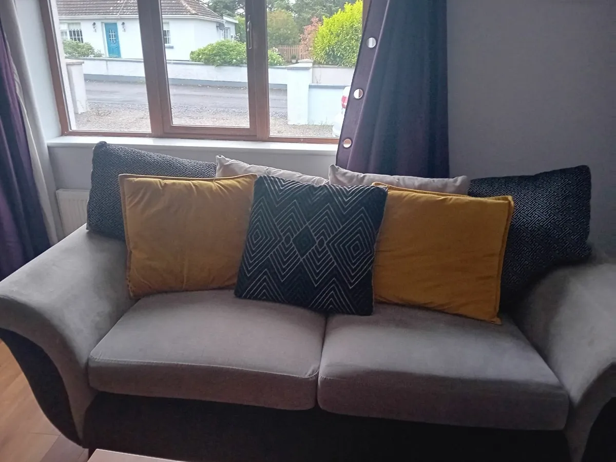 Couch and beds - Image 1