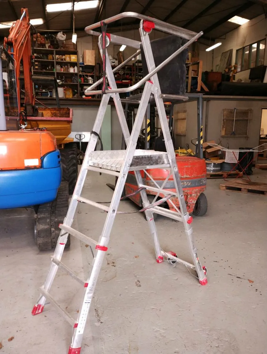 Aluminium podium ladder - Image 1