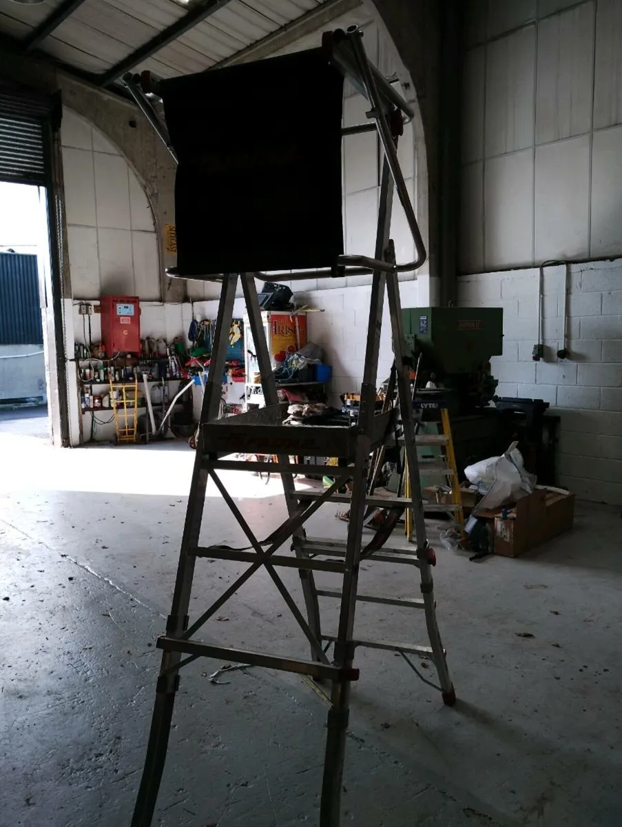 Aluminium podium ladder - Image 3