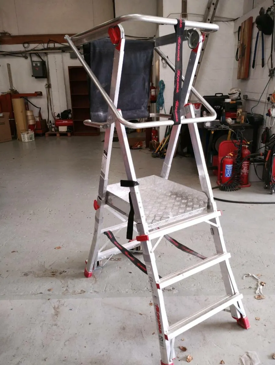 Aluminium podium ladder - Image 4