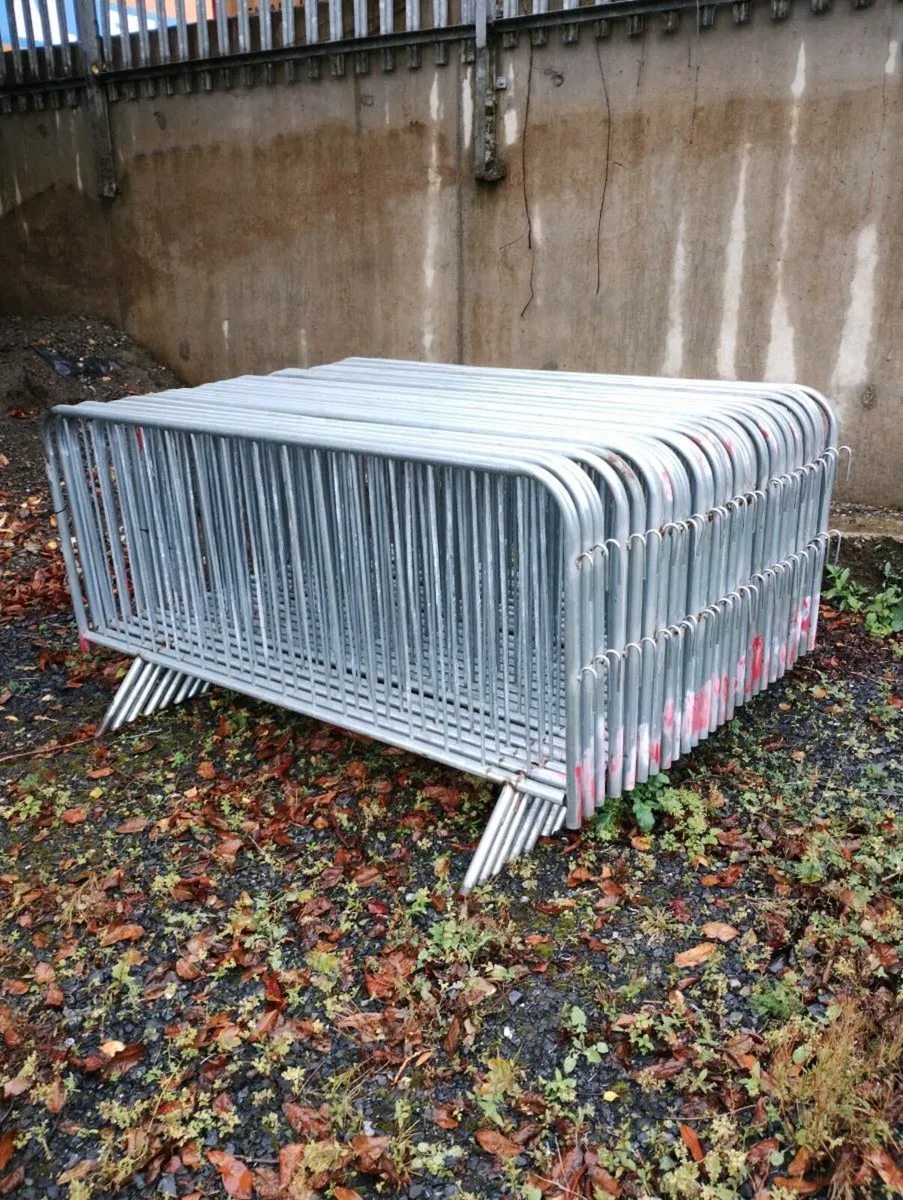 28 road barriers - Image 1
