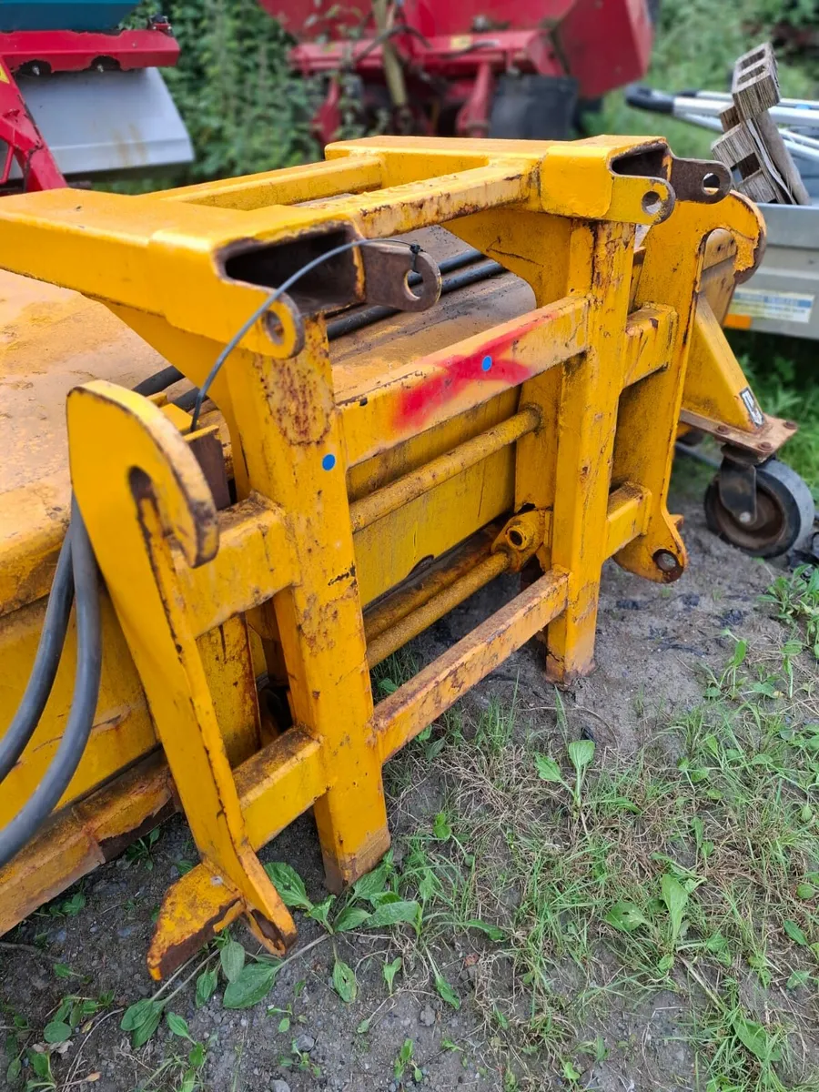 JCB SC240 Hydraulic Sweeper Collector - Image 3